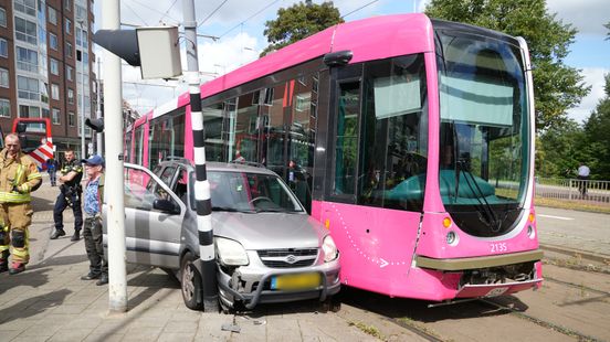 Auto klem tussen verkeerspaal en tram na aanrijding. Auto klem tussen verkeerspaal en tram na aanrijding.