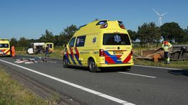 Ongeluk met camper en aanhangwagen op N33 bij Gieterveen