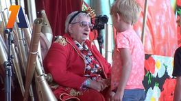 Afscheid van de 72-jarige festivalkoningin:  'Gewone' Tante Rikie overladen met eer, knuffels en een gouden plaat