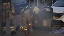 Rokende container prooi voor brandweer in Meppel