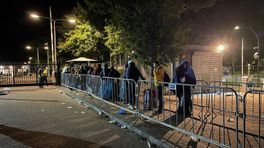 Toch weer honderden asielzoekers wachtend voor poort aanmeldcentrum Ter Apel (update)