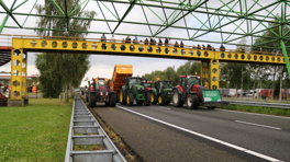 Boeren blokkeren grensovergangen met Duitsland, dinsdag weer acties verwacht (update)