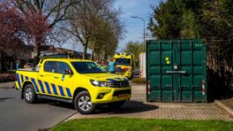 Fietser (78) botst op openslaande deur en overlijdt