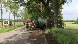Vrachtwagen botst tegen boom in Vlagtwedde; weg afgesloten