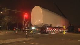 Treindelen worden op rijdend platform afgevoerd