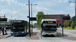Qbuzz zet na zomervakantie minder bussen in door personeelstekort