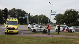 Auto raakt stoplicht in Emmen, bestuurder gewond