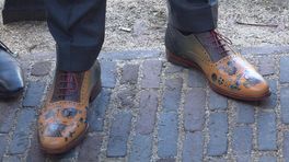 Minister krijgt nieuwe schoenen van bewoners Heerlen-Noord