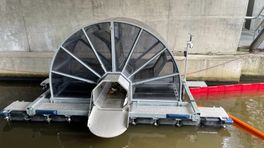 Opmerkelijk apparaat verwijdert plastic afval uit Eemskanaal in Groningen