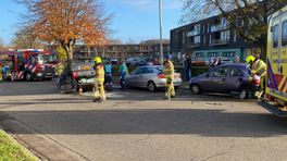 Auto ondersteboven na botsing: gewonde naar ziekenhuis