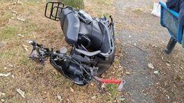 Scooterrijder zwaargewond na botsing tegen lantaarnpaal