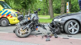Flinke schade bij botsing tussen motor en auto in Emmen