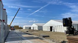 COA wil asielzoekers in noodopvang Zoutkamp 's nachts binnen houden, extra politie in het dorp