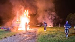Vlammen verwoesten auto en autotransporter in Appelscha