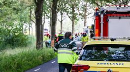 112-nieuws: Auto tegen boom bij Woudbloem, bestuurder ernstig gewond