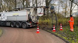 Ploeg reinigt 300 kilometer riool in gemeente Westerkwartier: 'Ik heb er weleens een strijkplank uit gehaald'