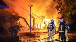Campinggebouw in Eext brandt volledig af, politie doet onderzoek