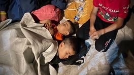 In Beeld: Meer dan 200 asielzoekers slapen buiten in Ter Apel