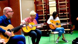 Meesters en juffen in Meppel op gitaarles: 'Je voelt kinderlijke onzekerheid'