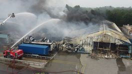 Zeer grote brand bij recyclingbedrijf in Leek is onder controle