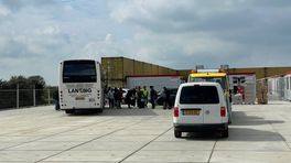Eerste groep asielzoekers arriveert in Willem Lodewijk van Nassaukazerne bij Zoutkamp