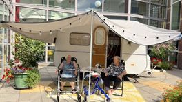Deze ouderen kamperen in eigen achtertuin: 'Afwassen doe ik niet'