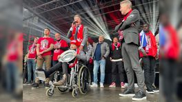 Zieke Jasmijn eregast van burgemeester bij feestwedstrijd FC Emmen