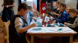 Kunstenaar Barre Verkerke geeft kunstles op basisschool in Hansweert