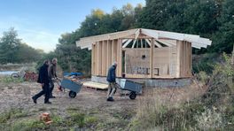 Eerste dak op huis in ecodorp Ter Apel: 'Zo zou ik willen leven'