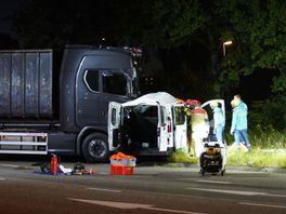 Zwaargewonden bij botsing bestelbus en vrachtwagen in Deventer