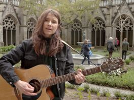 Oekraïense singer-songwriter Katya Gapuchka bij optreden in Utrecht: 'Muziek is mijn wapen'