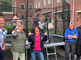 Sander de Kramer verrast jongeren met beperking met een trampoline