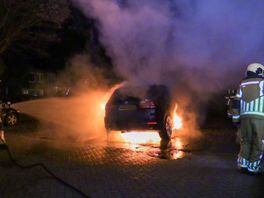 112 nieuws: Auto in vlammen op in Glanerbrug