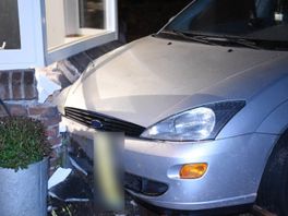 112 nieuws: Auto ramt woning bij politieachtervolging in Almelo