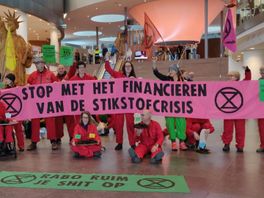 Extinction Rebellion protesteert opnieuw bij de Rabobank Utrecht: 'Stop met het financieren van de stikstofcrisis'
