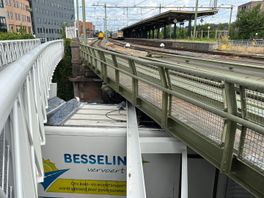Vrachtwagen muurvast onder spoorviaduct: geen treinverkeer rondom Deventer