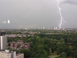 Onweer in de provincie: ondergelopen straten, omgevallen bomen en blikseminslag in Utrecht