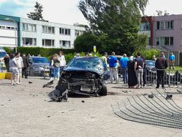 Ravage in Enschede na aanrijding; auto belandt op schoolplein