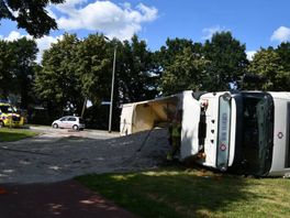 Vrachtwagen gekanteld op rotonde Westerhaar-Vriezenveensewijk, bestuurder naar het ziekenhuis