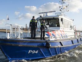 112-nieuws: Binnenvaartschip overvaart bootje I Man vast voor steekpartij in Crooswijk