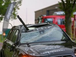 Auto slaat over de kop bij Hindeloopen; een persoon gewond
