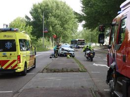 Aanrijding op Oostergoweg in Leeuwarden; kruising deels afgesloten