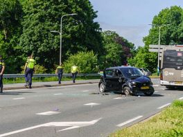 Auto vliegt uit de bocht en botst tegen bus in Utrecht