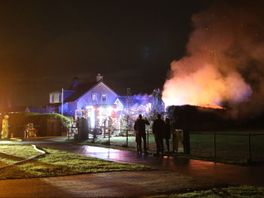 Oplettende buren waarschuwen bewoners bij uitslaande garagebrand in Achterveld
