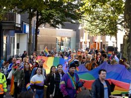 Enkele tientallen mensen lopen Pride Walk door centrum van Enschede