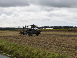 Apache gevechtshelikopter landt uit voorzorg in maisveld in IJhorst