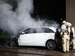 Geparkeerde auto in Mariahoeve verwoest na nachtelijke brand