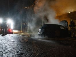 112 nieuws: Auto uitgebrand in Deventer
