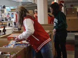 Vrijwilligers druk met inpakken in pakhuis Sintvoorieder1: 'We helpen 22.500 kinderen'