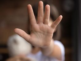 Meisje (3) kan vinger niet meer bewegen na mishandeling, taakstraf tegen moeder geëist